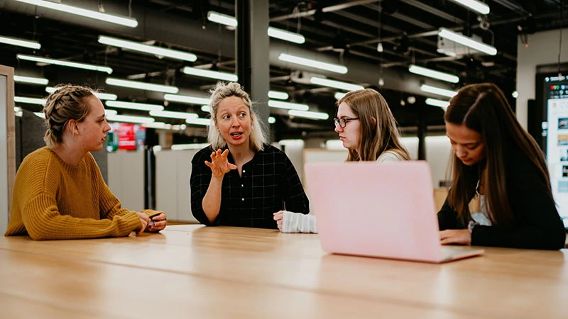 Team von BeSmart Hellas bei der Arbeit